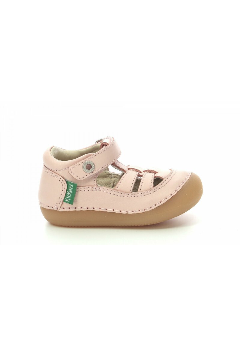 Zapato infantil de cuero rosa con diseño de punta abierta, correa ajustable y suela de goma. Presenta recortes y detalles de costura.