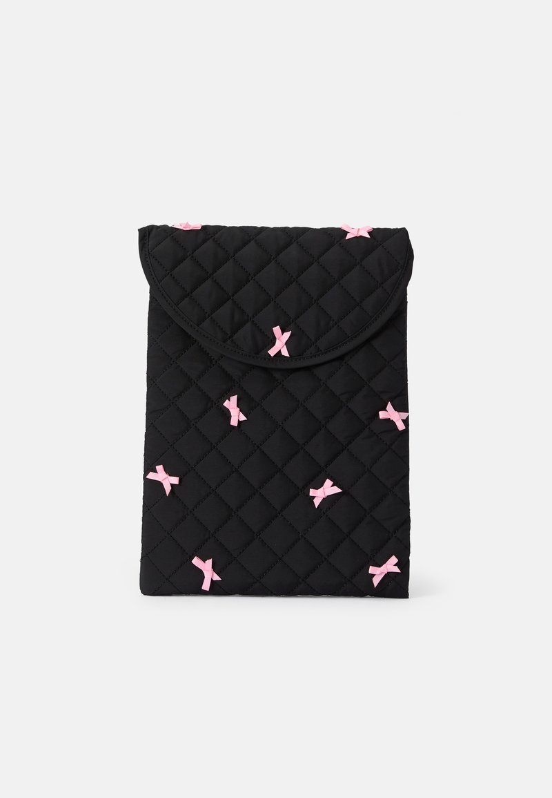 Poșetă neagră matlasată cu clapetă, având accente din panglică roz. Suprafață texturată cu modele de diamante. Formă compactă, rectangulară.