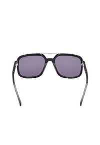 Ochelari de soare dreptunghiulari negri cu lentile gri, având un pod metalic, rame din plastic elegante și brațe subțiri, transparente.