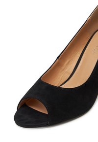 Čierne semišové sandále na vysokom opätku s hladkým povrchom, zakriveným dizajnom a svetlohnedým vnútorným lemovaním. Má zaoblený výrez na prstoch.