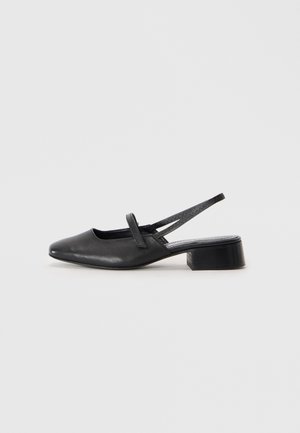 Sapato slingback preto em pele com biqueira quadrada, salto curto em bloco e tiras ajustáveis e delgadas. Textura suave com minimalismo nas ornamentos.