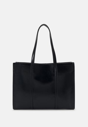 Sort rektangulær lædertaske med to lange håndtag og glat, blank finish mod en hvid baggrund.