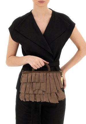 Borsa a tracolla in suede marrone con design plissè, manico superiore e chiusura con cerniera. Presenta accessori in metallo dorato e un accento portachiavi.
