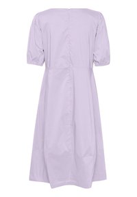 Šviesiai violetinė medvilninė suknelė su trumpomis pūstomis rankovėmis, tiesia siluetu ir užtrauktuku gale. Sklandi tekstūra su minimaliais dizaino akcentais.