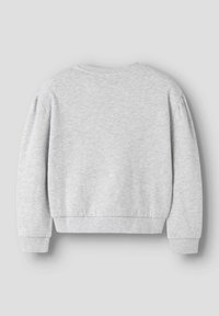 Grijze sweatshirt, zachte katoenmix, geribbelde ronde hals en manchetten, iets kortere pasvorm, gladde textuur, geen zichtbare graphics of patronen.