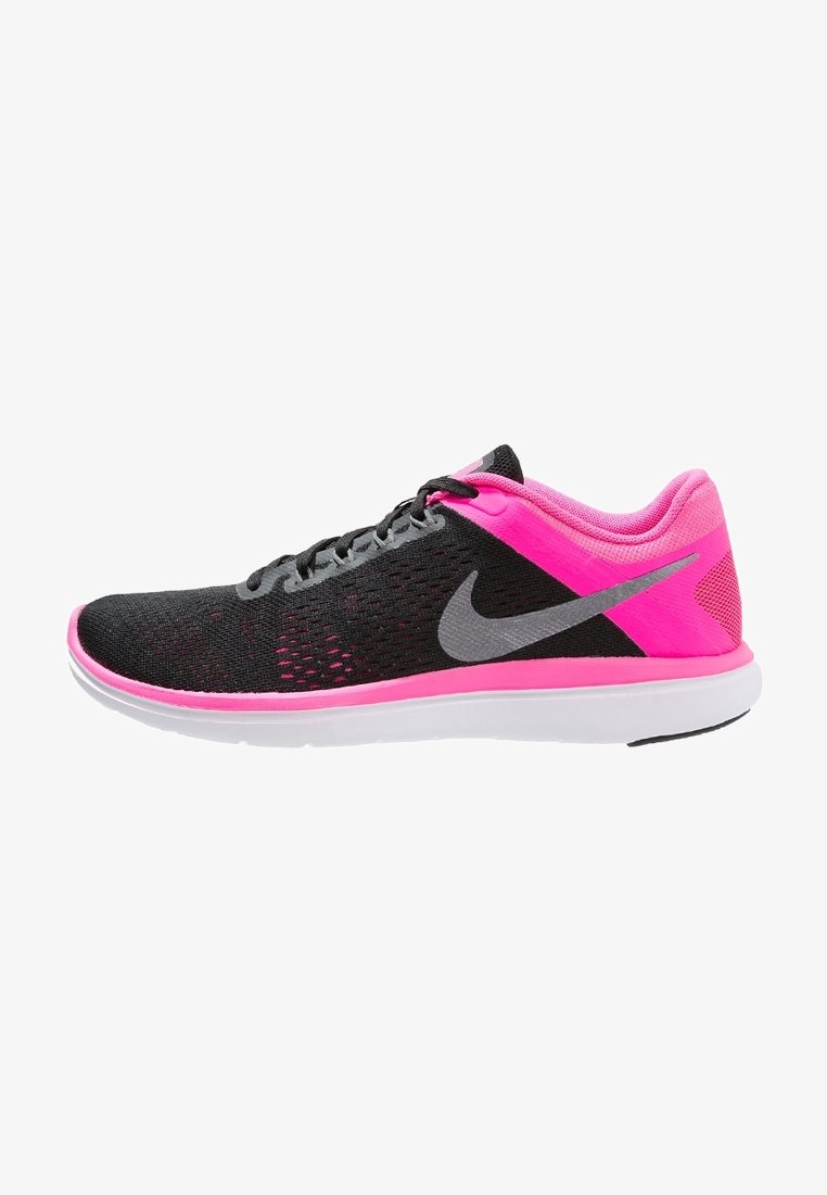 Chaussure de running Nike noire et rose avec semelle blanche, logo Swoosh gris, et lacets noirs sur fond blanc uni.