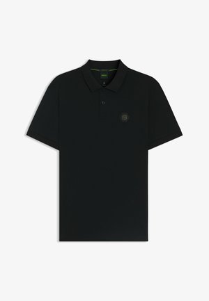 Czarna koszulka polo z gładkiego materiału, z kołnierzykiem, listwą guzikową oraz ciemnoszarym logo umieszczonym po lewej stronie na klatce piersiowej.