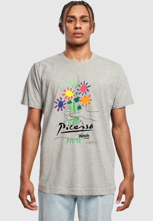 Grå bomulds t-shirt med en hånd, der holder en buket af farverige blomster. Indeholder håndskrevet tekst og et unikt kunstnerisk design.