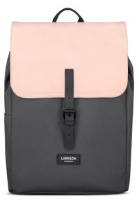 Sivý batoh z tkaniny s ružovým prekrytím, čiernym zapínaním na pracku a štítkom s logom. Má štruktúrovaný tvar a hladký povrch.