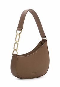 Sac à épaule en cuir marron avec une texture lisse, une silhouette courbée et des accents en métal doré. Dispose d'une bandoulière en chaîne.