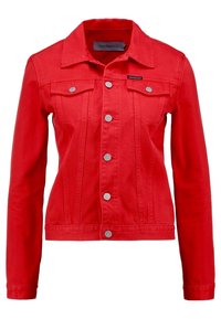 Röd denimjacka med en strukturerad design, som har silverknappar, två bröstfickor och en spetsig krage. Slät textur.