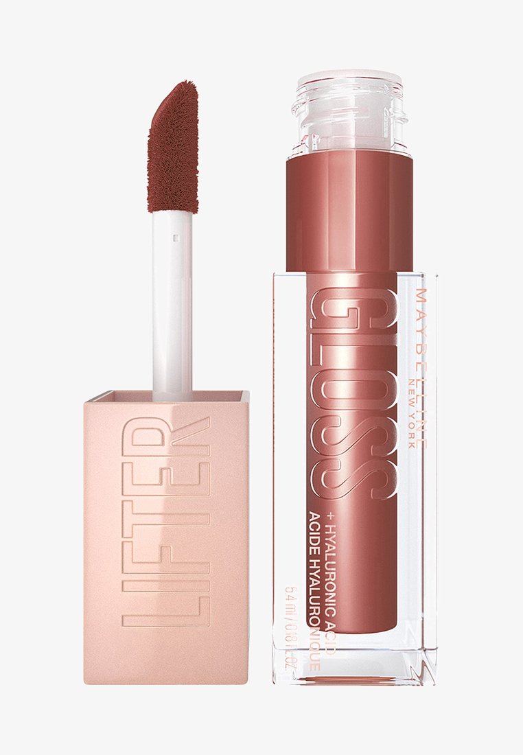 Gloss Lifter di Maybelline in un tubo trasparente con un cappuccio metallico rosa. Applicatore a tocco morbido e consistenza cremosa e liscia in una tonalità nude.