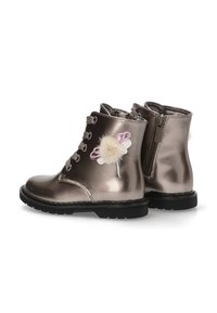 Botas de tobillo de bronce metálico con cremallera lateral, detalle de flores bordadas y un acento esponjoso. Suela de goma negra con agarre texturizado.