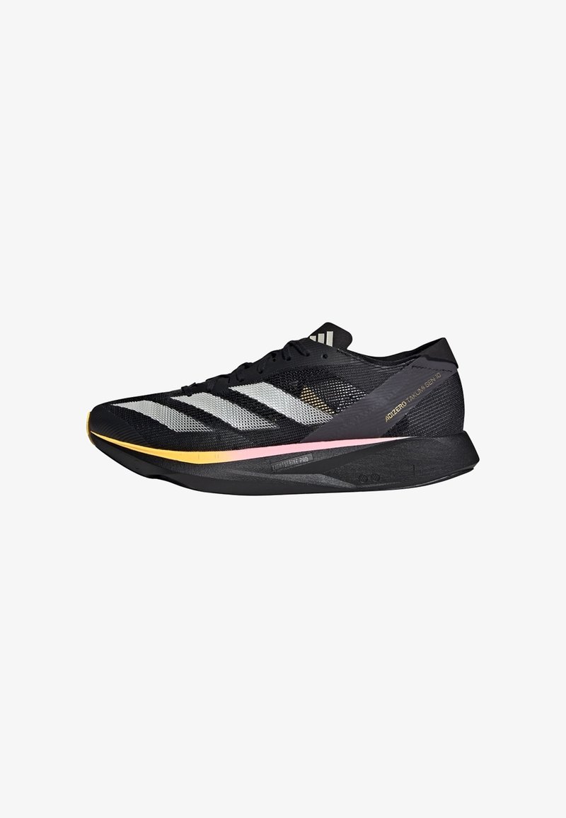 Chaussure de running Adidas noire avec des bandes blanches, des accents rose clair et jaune sur la semelle intermédiaire, et une tige légère en mesh avec des lacets.