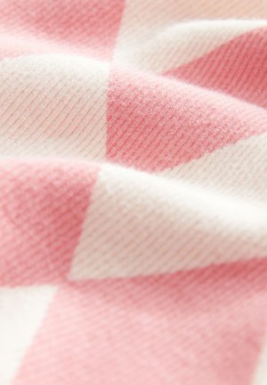 Rožnato in belo karo blago z mehkim, teksturiranim tkanjem, ki prikazuje izmenične barvne proge v diagonalnem vzorcu.
