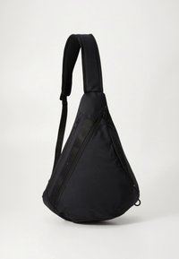 Zaino a tracolla triangolare nero con tracolla imbottita e regolabile e due scomparti frontali con cerniera visibili.