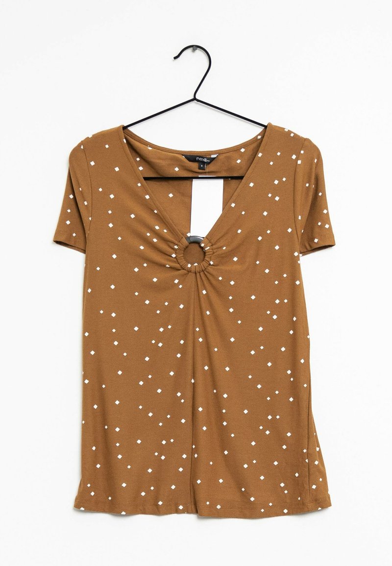 Top corto marrón de manga corta con patrones de diamante blancos, escote en V profundo y un acento circular en el centro, tejido ligero y corte holgado.