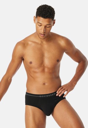 Czarne bokserki z szarą gumą w talii z logo "SCHIESSER". Wykonane z gładkiej tkaniny, o dopasowanym kroju, bez widocznych wzorów czy ozdób.