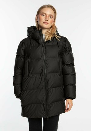 Giacca a vento nera con cappuccio staccabile, design spesso imbottito, zip frontale completa e cordini regolabili sul cappuccio.