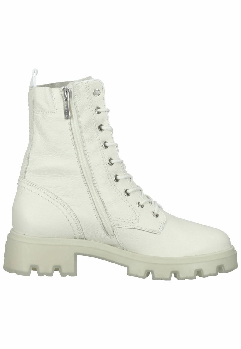 Botas de tobillo de cuero blanco con cordones en la parte delantera, cremallera lateral, suela resistente y detalles de costura. La suela tiene un patrón de agarre texturizado.