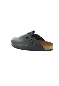 Schwarze Clogs aus glattem Synthetikmaterial mit einer Korkzwischensohle. Verfügt über einen Schnallenriemen und ein offenes Design an der Rückseite für einfaches Anziehen.