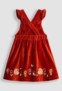 Rotes Samtkleid mit gekreuztem Rückendesign, Rüschensäumen und bestickten Igeln, Blumen und Pilzen am Saum.