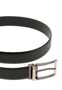 Cintura in pelle nera con superficie testurizzata, dotata di fibbia metallica incisa con la scritta "GUESS" e design a doppia ardiglione per una chiusura sicura.