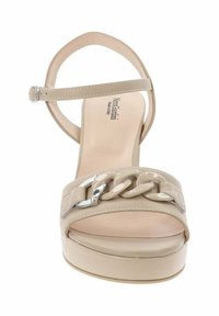 Sandalo platform beige con cinturino alla caviglia, dettaglio in catena lucida sul davanti e finitura liscia. Suola elevata per un'altezza extra.