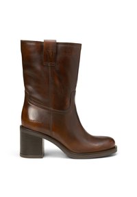 Bruine leren enkellaars met een iets puntige neus, blokhak, gelaserd logo detail en een gladde textuur.