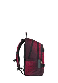 Zaino rosso e nero con un motivo geometrico, spallacci imbottiti, molteplici scomparti con zip e una tasca laterale.