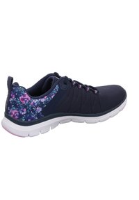 Scarpa sportiva navy con tallone a motivo floreale, tomaia in mesh testurizzato, dettagli rosa a contrasto e suola in gomma bianca testurizzata.