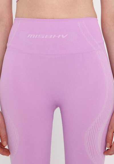 Hoogwaardige, lichtpaarse legging met ribbeltextuur en discrete branding op de tailleband; heeft zijpanelen van mesh voor ademend vermogen.