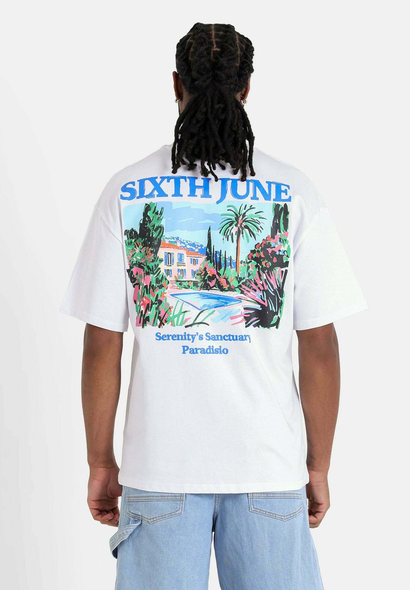Witte katoenen T-shirt met een kleurrijke achterafdruk met "SIXTH JUNE," een tropisch tafereel en de tekst "Serenity's Sanctuary Paradisio."