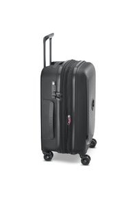 Valigia rigida nera con finitura texture, doppia cerniera, lucchetto a combinazione, manico retrattile e quattro ruote girevoli per una maggiore mobilità.