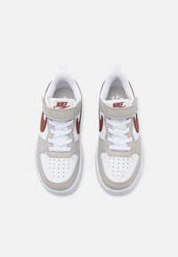 Nike-sneakers med en vit och grå läderöverkonstruktion, vinröd swoosh, mesh-tunga och vita snören. Har en vadderad krage och perforerad tå.