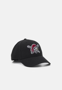 Schwarze Baseballmütze mit einem gestickten Piratenlogo, das ein rotes Bandana und gekreuzte Schwerter zeigt. Mit gebogenem Schirm und strukturiertem Korpus-Design.