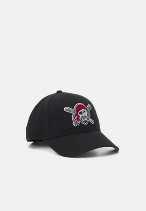 Cappellino da baseball nero con logo di un pirata ricamato, dotato di bandana rossa e spade incrociate. Visiera curva e design della corona strutturata.