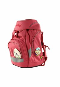 Sac à dos ergonomique rouge avec plusieurs compartiments zippés, accents réfléchissants et deux boutons décoratifs présentant des motifs de dessins animés.