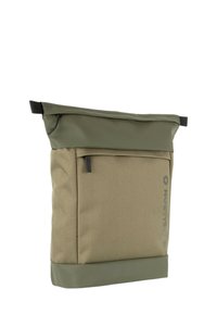 Borsa roll-top verde, resistente all'acqua, realizzata in tessuto durevole, con tasca frontale con cerniera e base rinforzata. Presenta un dettaglio del logo sul lato.