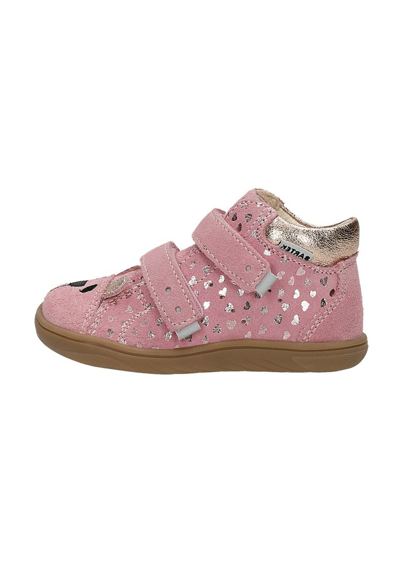 Calzature in suede rosa con motivi a cuore argentati, due cinturini adesivi regolabili e un accento in oro metallico sul tacco. Suola in gomma per una buona trazione.