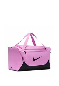Ροζ και μαύρη τσάντα Nike τύπου duffel με διπλές λαβές και θήκες με φερμουάρ, απεικονισμένη από πλάγια γωνία σε λευκό φόντο.