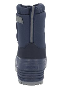 Stivale invernale blu navy con colletto imbottito, finitura testurizzata, suola in gomma e dettagli grigi. Presenta un logo sul tallone.