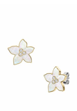 Boucles d'oreilles en forme de fleur à cinq pétales avec des bords dorés, des pétales en nacre blanche, et trois petits diamants regroupés au centre.