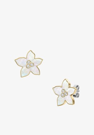 Boucles d'oreilles en forme de fleur à cinq pétales avec des bords dorés, des pétales en nacre blanche, et trois petits diamants regroupés au centre.