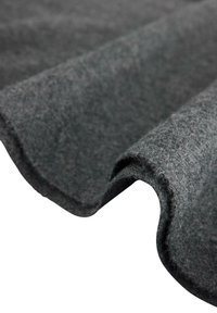 Mørkegrå filtmateriale med en blød tekstur, der har en bølget kant og subtile fibre, der viser dets fleksible og formbare design.