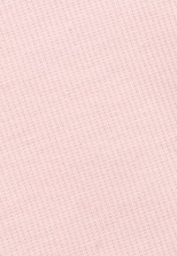 Tejido de rayas verticales en tono rosa claro, con una textura suave y acabado liso. Adecuado para diversas aplicaciones textiles.