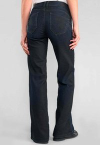Jean en denim bleu foncé évasé avec deux poches arrière, détails de couture et une coupe droite, avec une taille mi-haute.