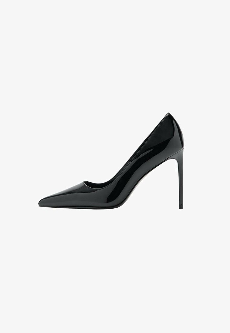 Décolleté nera in vernice con tacco a spillo e punta affilata, dalla texture liscia e lucida; tacco alto e sottile; design minimalista.