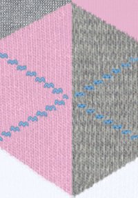 Textiel met driehoekige secties in roze en grijs, versierd met blauwe zigzagstiksel. De stof heeft een gebreide textuur en een geometrisch ontwerp.