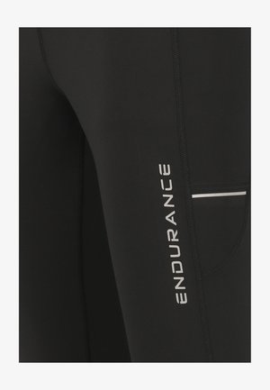 Mustat leggingsit, jotka on valmistettu joustavasta materiaalista, ja joissa on valkoinen "ENDURANCE"-logo, pieni tasku ja kontrastiväriset saumat.